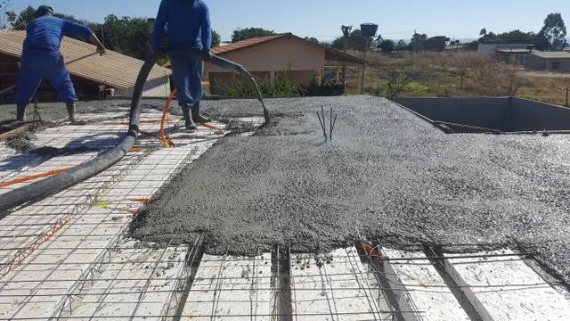 Concretagem de laje sobre armadura
